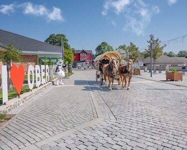 Oberhof, Stadtplatz im Sommer. Urlaub in Oberhof buchen.